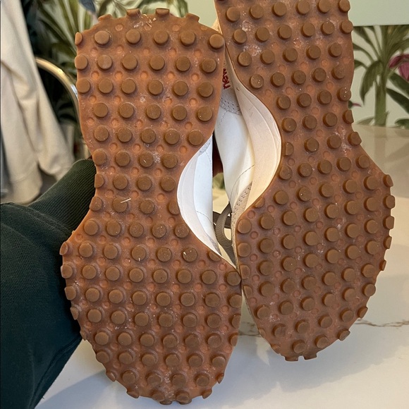 New balance women size 6 sneakers - Picture 4 of 6